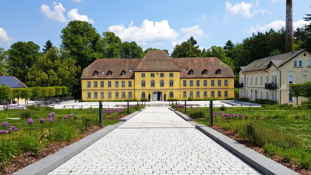 Bad Alexandersbad: Schlossterrassen im Frühling
